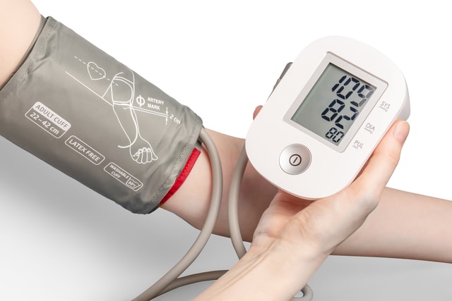 Blodtrycksmätare för överarmsmätning.