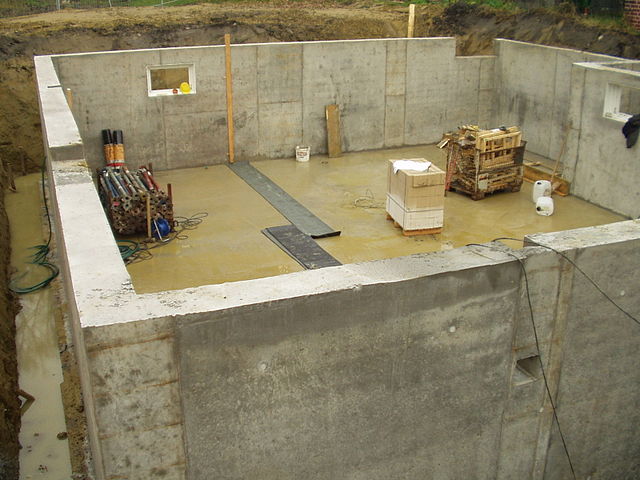 En betong källare som håller på att byggas.