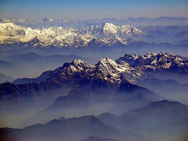 Bild på den mäktiga bergskedjan Himalaya.