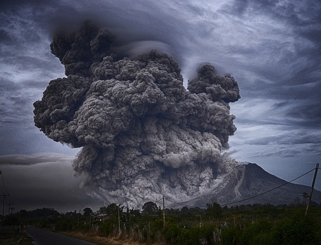 Bild på en vulkan och dess massiva askmoln under ett pågående vulkanutbrott.