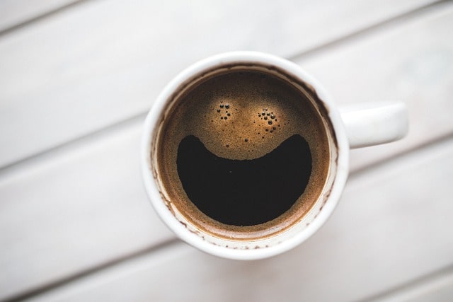 Bild på en kopp kaffe med varmt och nylagat kaffe.